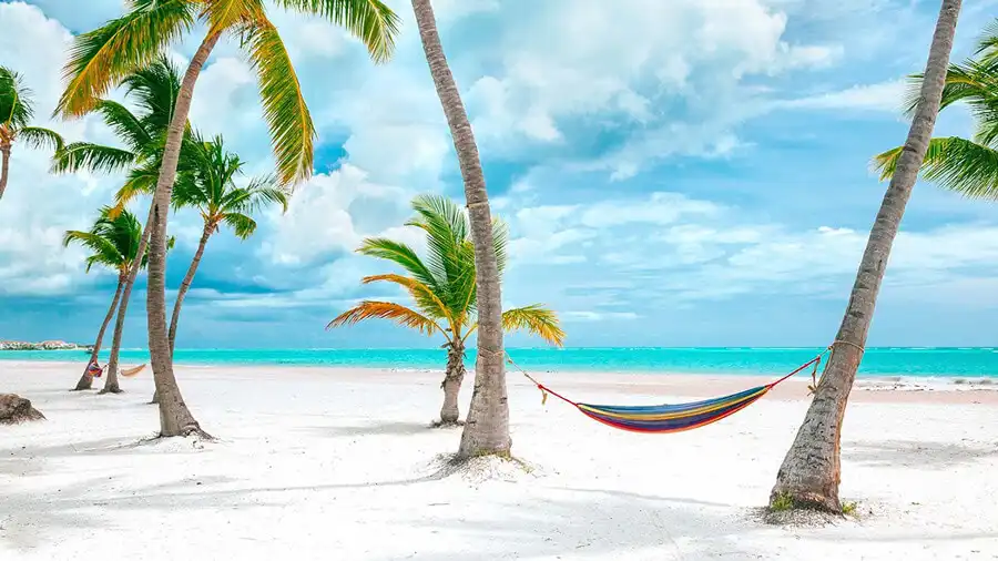 Amanecer en Playa Bávaro. Uno de los mejores momentos para disfrutar la belleza natural sin multitudes.